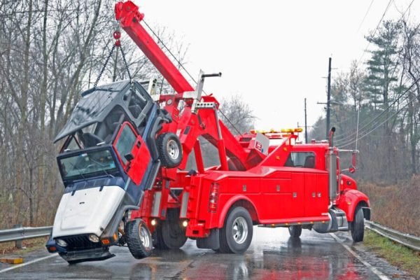 What-is-a-wrecker-truck-1024x683-1024x585